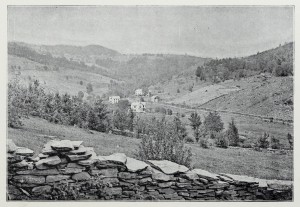 Landschaft mit alter Mauer